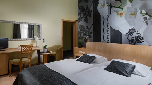 Hotelzimmer mit Doppelbett